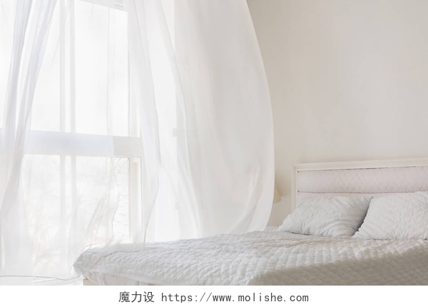 白色背景下的白色的床枕头和白色的窗帘抽象白色卧室